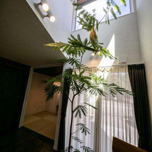 隣接する神社の樹木を借景に