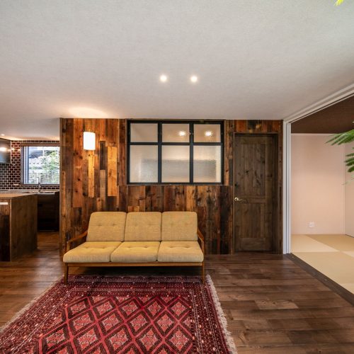 隣接する神社の樹木を借景に