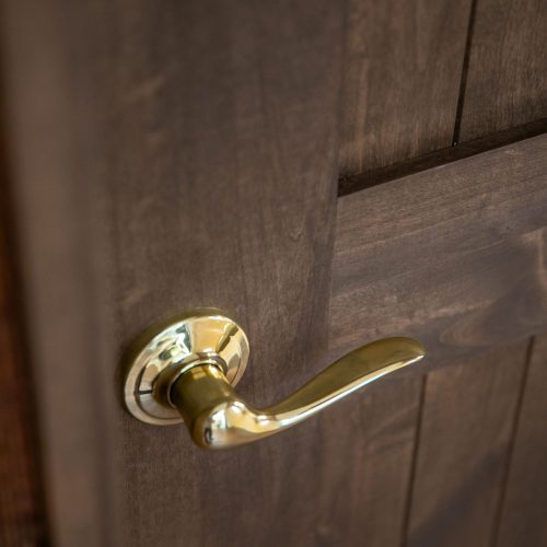 隣接する神社の樹木を借景に