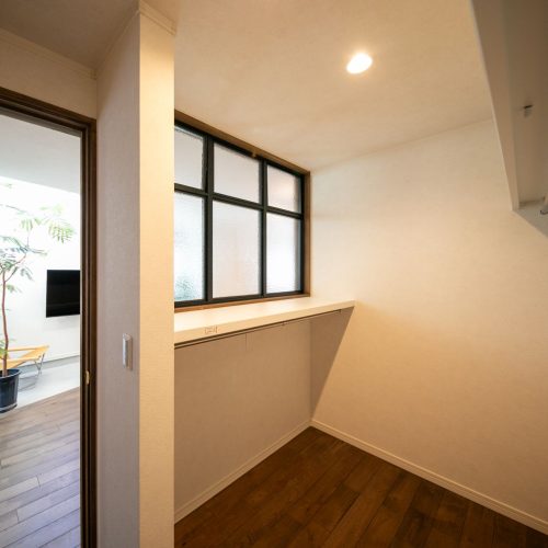 隣接する神社の樹木を借景に