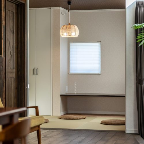 隣接する神社の樹木を借景に