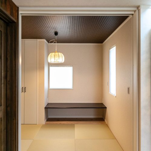 隣接する神社の樹木を借景に