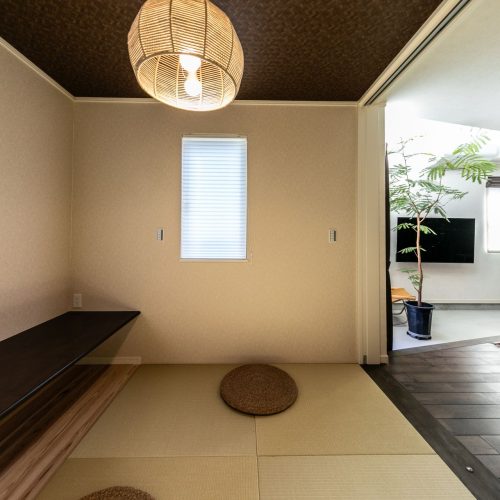 隣接する神社の樹木を借景に