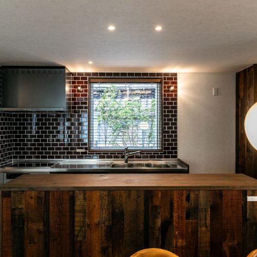 隣接する神社の樹木を借景に