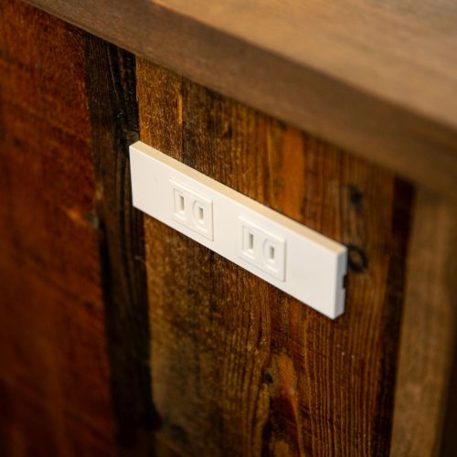 隣接する神社の樹木を借景に