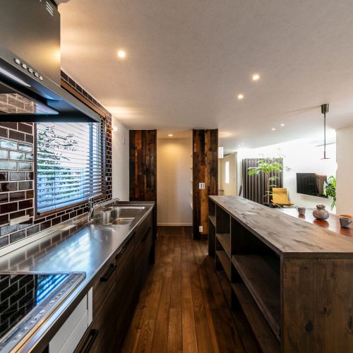 隣接する神社の樹木を借景に