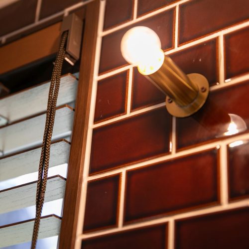 隣接する神社の樹木を借景に