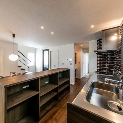 隣接する神社の樹木を借景に