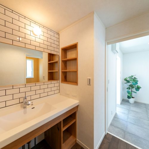 隣接する神社の樹木を借景に