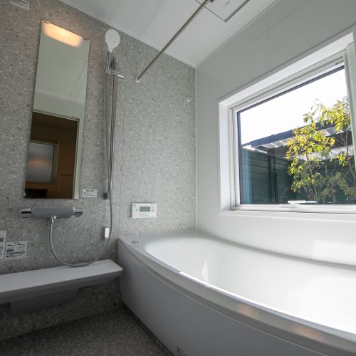 隣接する神社の樹木を借景に