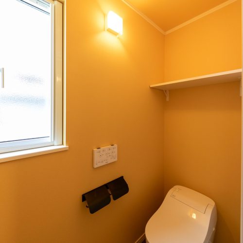 隣接する神社の樹木を借景に