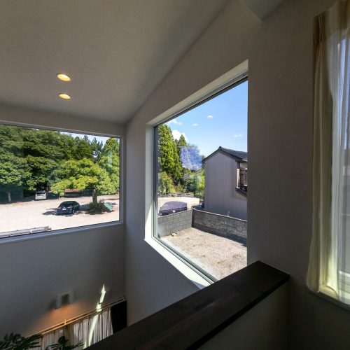 隣接する神社の樹木を借景に