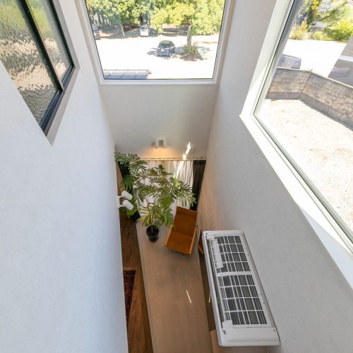 隣接する神社の樹木を借景に