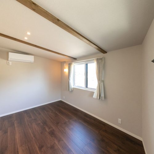 隣接する神社の樹木を借景に