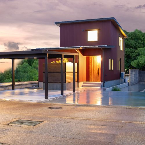 隣接する神社の樹木を借景に