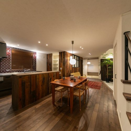 隣接する神社の樹木を借景に