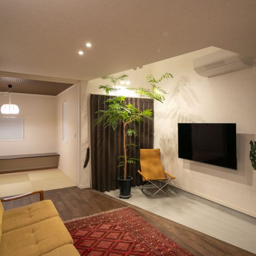 隣接する神社の樹木を借景に