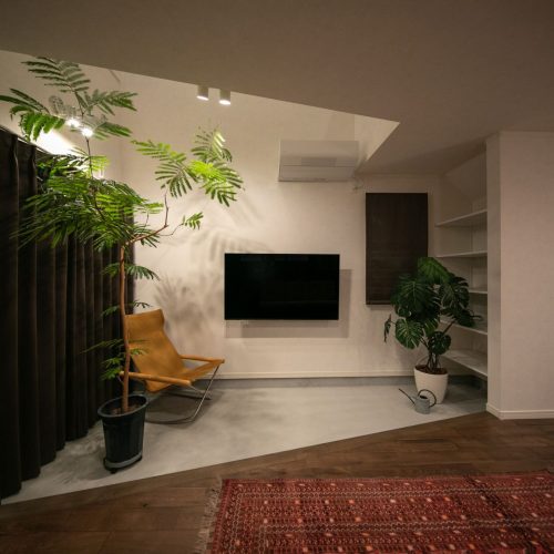 隣接する神社の樹木を借景に